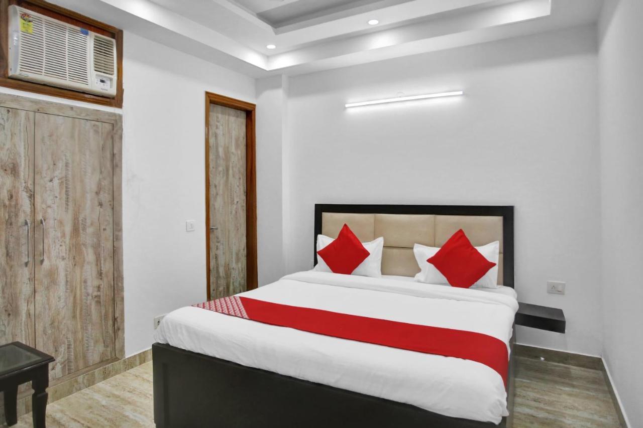 Oyo 82100 Golden Residency Ноида Екстериор снимка