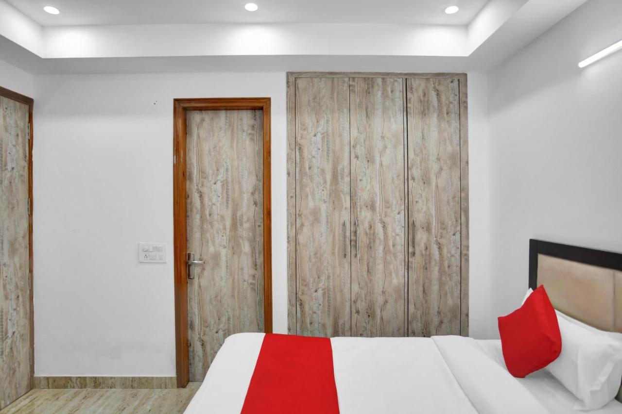 Oyo 82100 Golden Residency Ноида Екстериор снимка