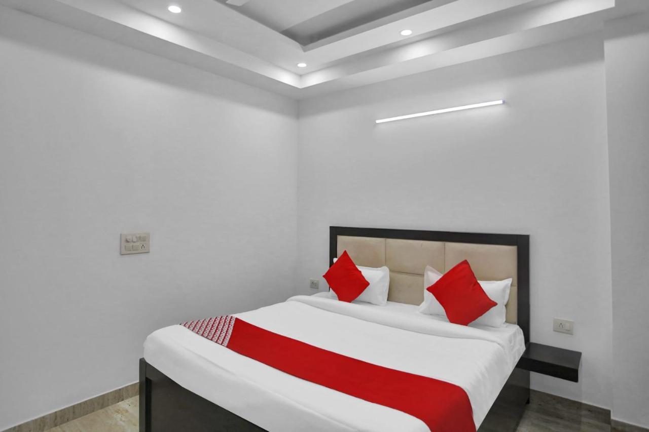 Oyo 82100 Golden Residency Ноида Екстериор снимка