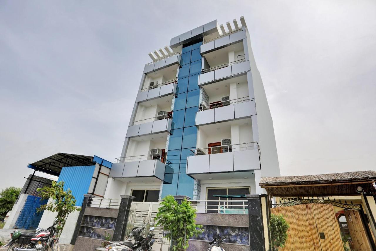 Oyo 82100 Golden Residency Ноида Екстериор снимка