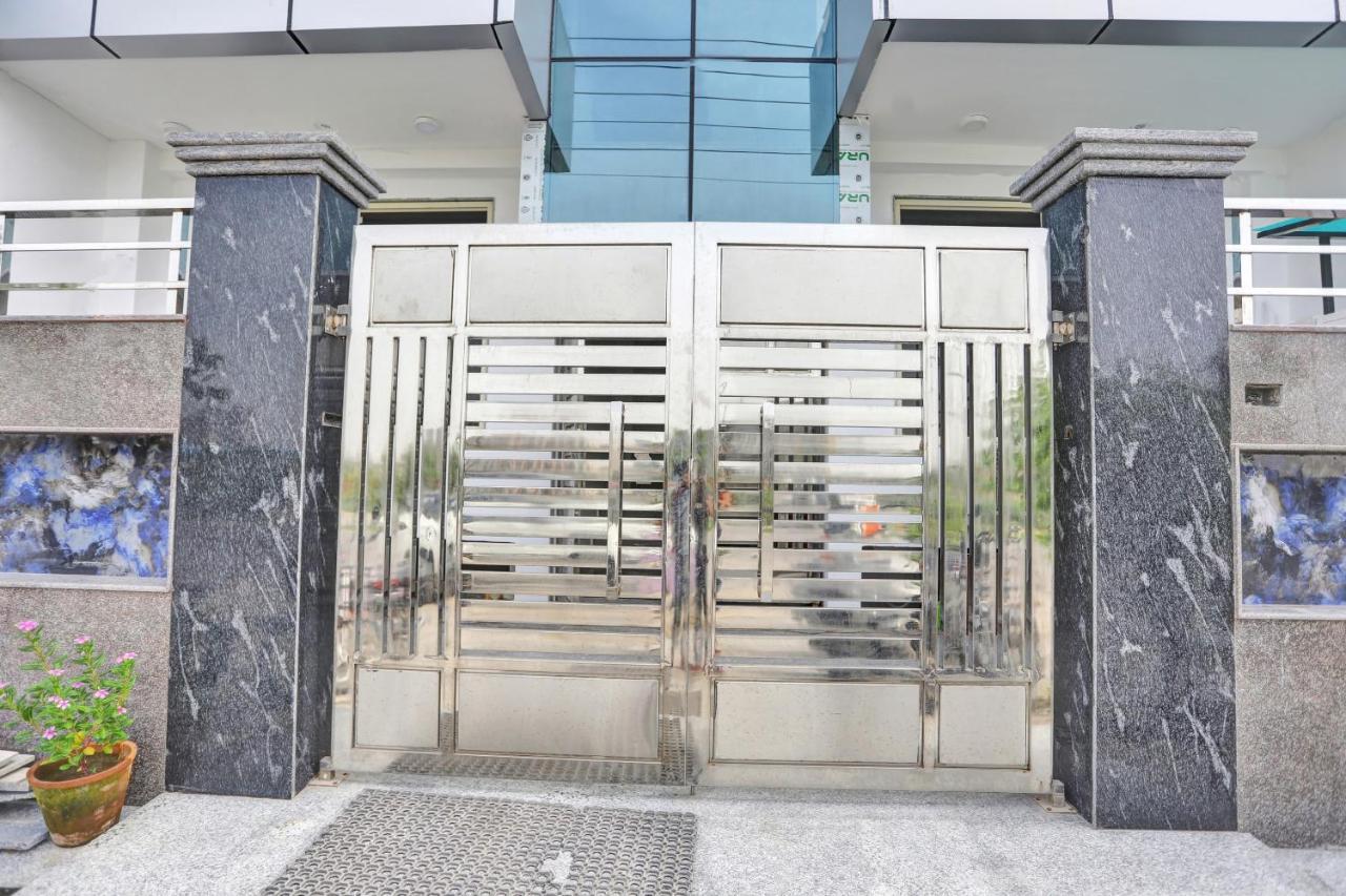 Oyo 82100 Golden Residency Ноида Екстериор снимка