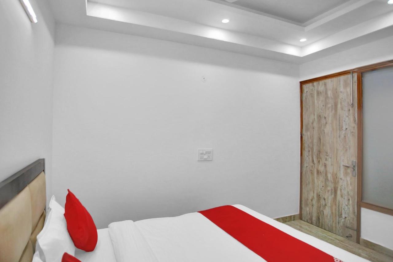 Oyo 82100 Golden Residency Ноида Екстериор снимка