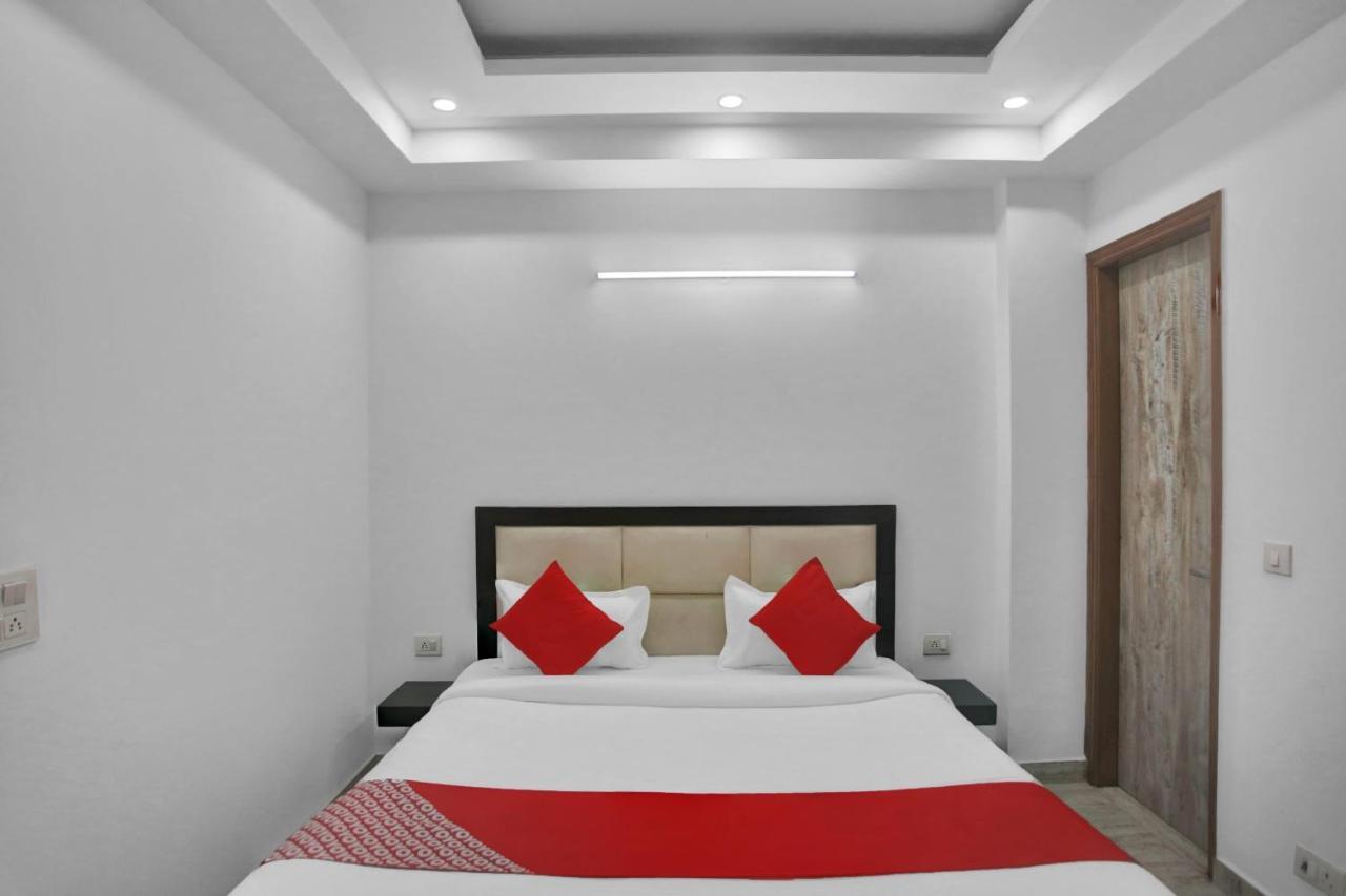 Oyo 82100 Golden Residency Ноида Екстериор снимка