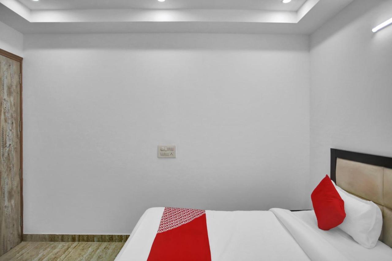 Oyo 82100 Golden Residency Ноида Екстериор снимка