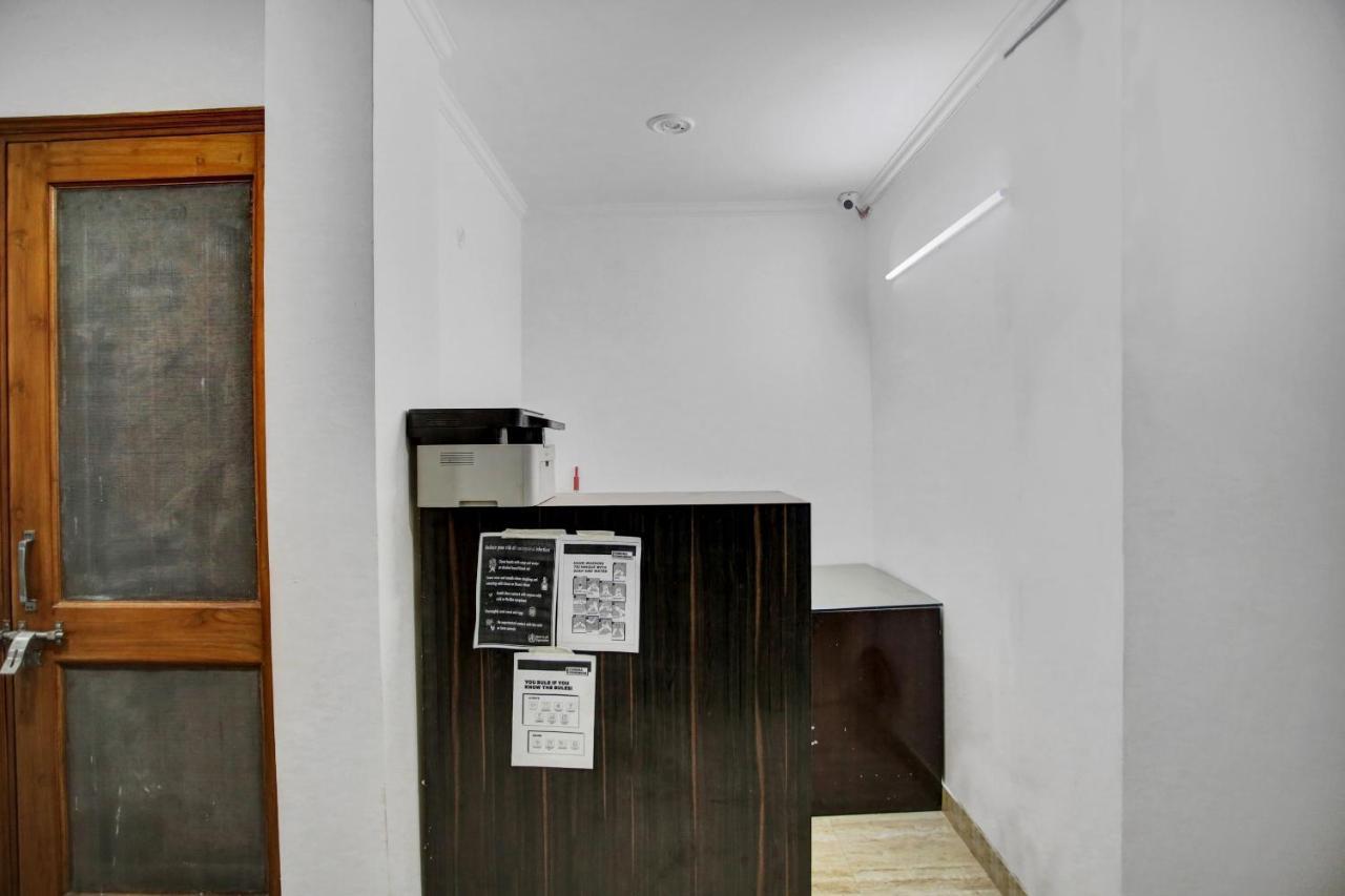 Oyo 82100 Golden Residency Ноида Екстериор снимка