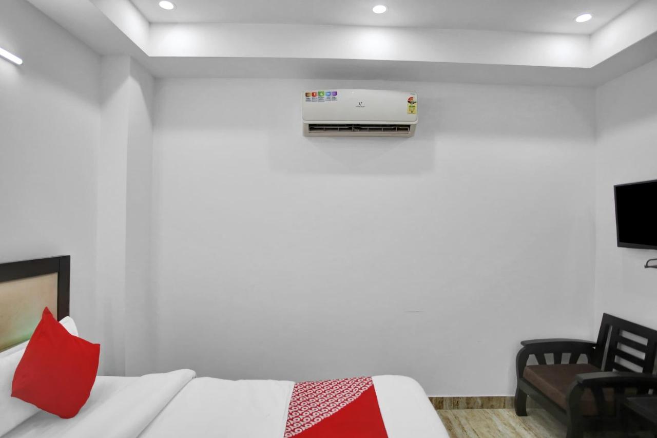 Oyo 82100 Golden Residency Ноида Екстериор снимка