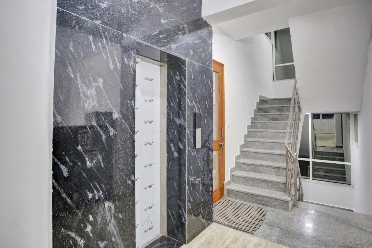 Oyo 82100 Golden Residency Ноида Екстериор снимка