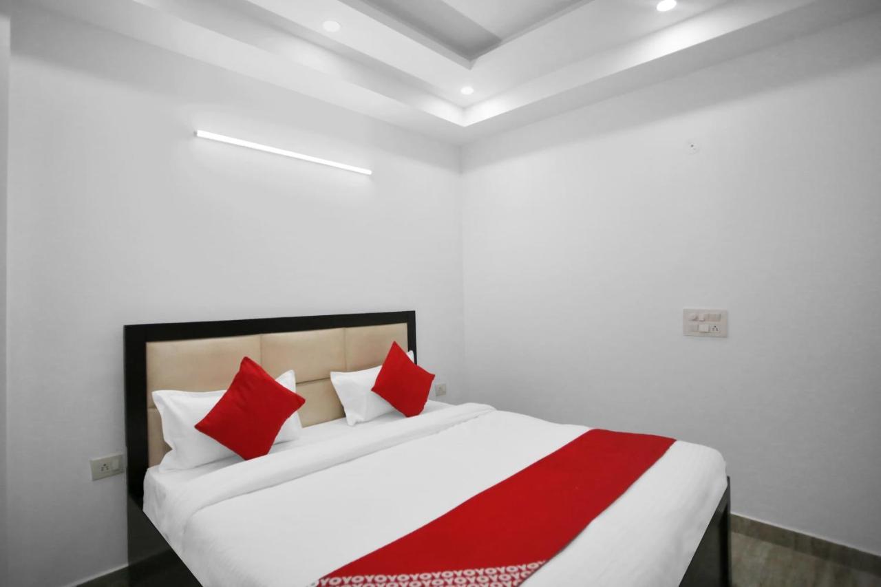 Oyo 82100 Golden Residency Ноида Екстериор снимка