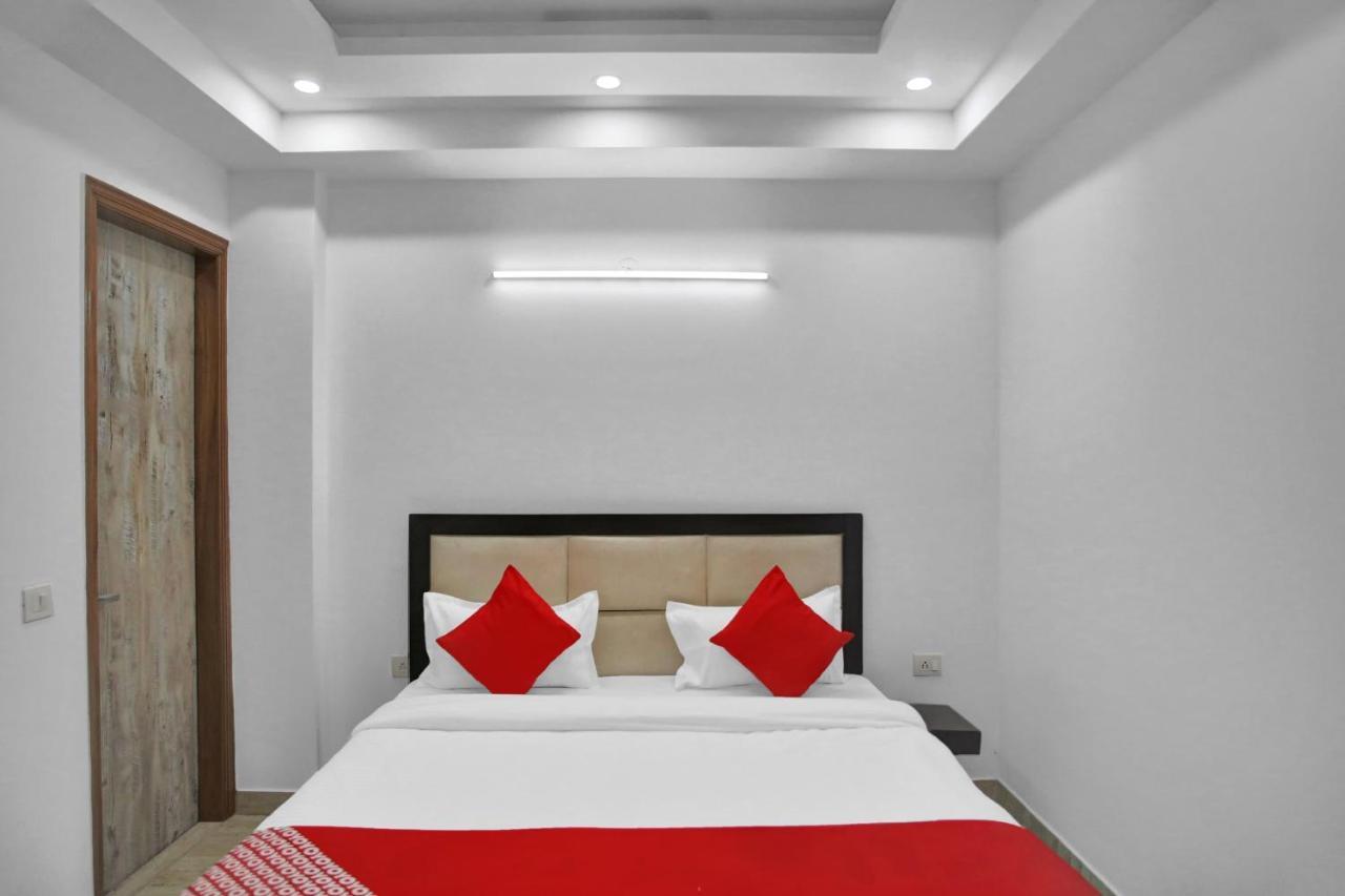 Oyo 82100 Golden Residency Ноида Екстериор снимка