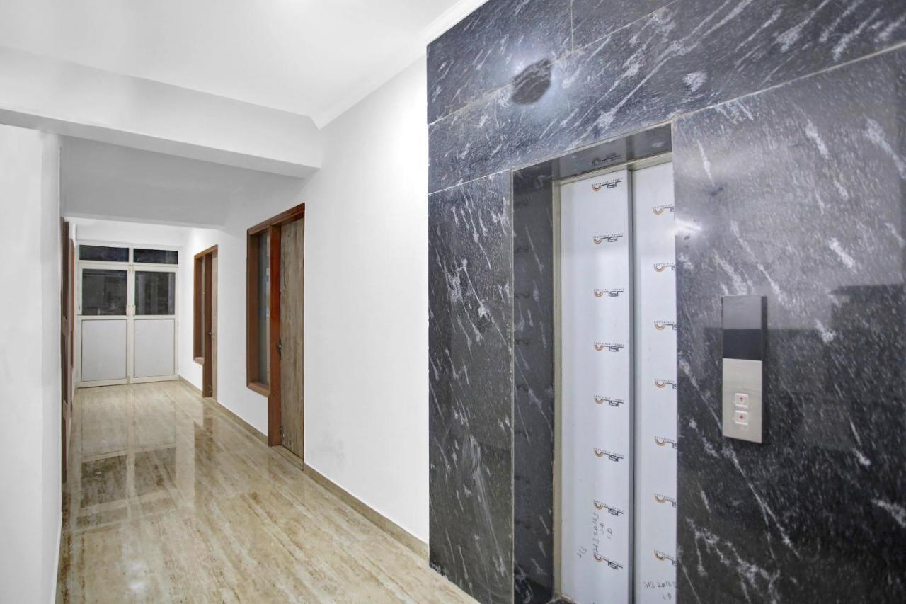 Oyo 82100 Golden Residency Ноида Екстериор снимка