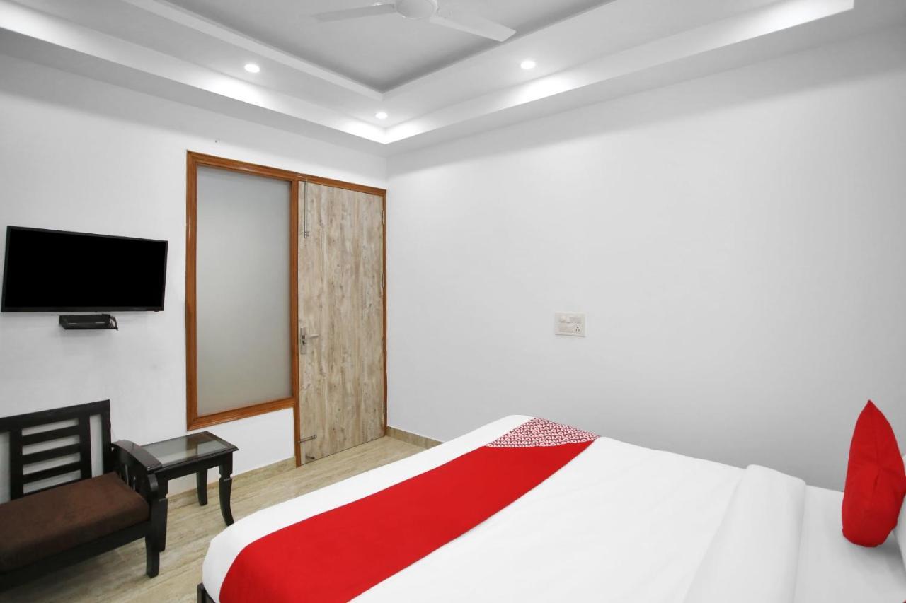 Oyo 82100 Golden Residency Ноида Екстериор снимка